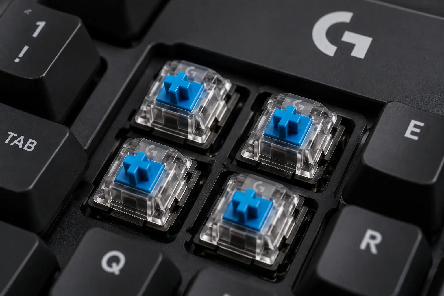 Primer plano de switches mecánicos de un teclado